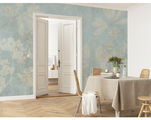 Woonkamer met behang met bloemmotief, eettafel en openstaande deur