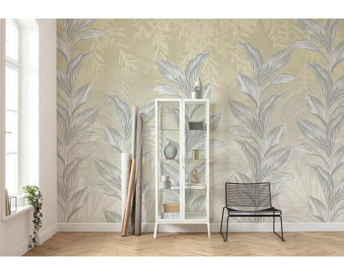 Lichte kamer met bloemenbehang, een witte glazen kast en een zwarte stoel