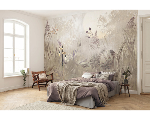 Aanzicht van een lichte slaapkamer met een fotobehang met plantenmotieven