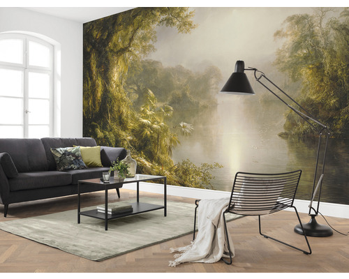 Woonkamer met fotobehang, bank, tafel, stoel en vloerlamp