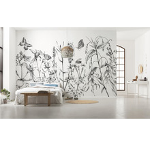 Ruime slaapkamer met fotobehang met bloemen, bed en gevlochten lamp