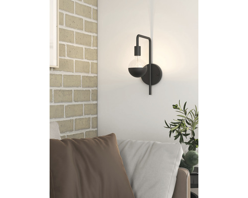 Wandlamp met bolvorm in de woonkamer.