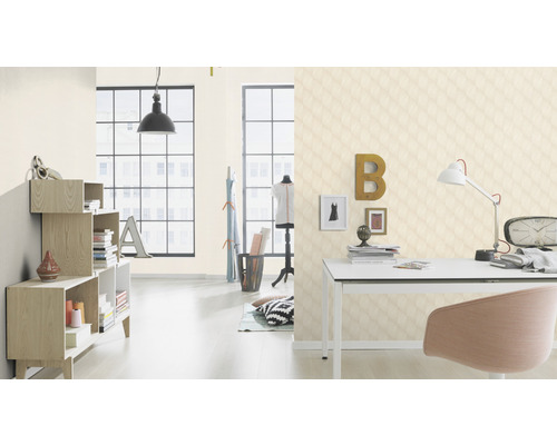 Lichte kamer met modern design: rekkensysteem, bureau en patroonbehang.