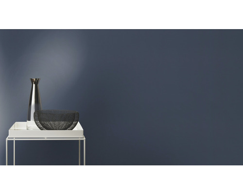 Decoratie met vaas en schaal op een bijzettafel voor een muur