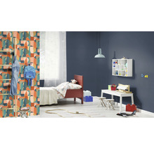 Kinderkamer met bed, tafel, stoelen en wandrek