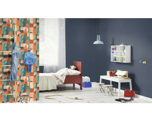 Kinderkamer met bed, tafel, stoelen en wandrek