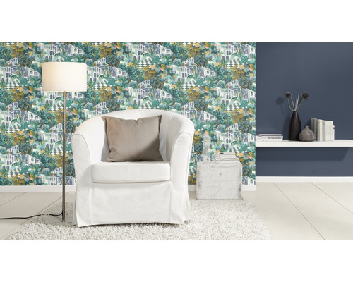 Woonkamer met behang met patroon, fauteuil en vloerlamp