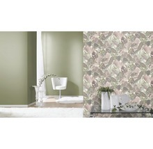 Woonkamer met behang met kamerplantenmotief, fauteuil en decoraties