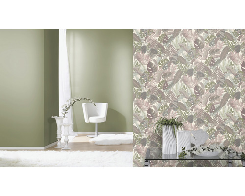 Woonkamer met behang met kamerplantenmotief, fauteuil en decoraties