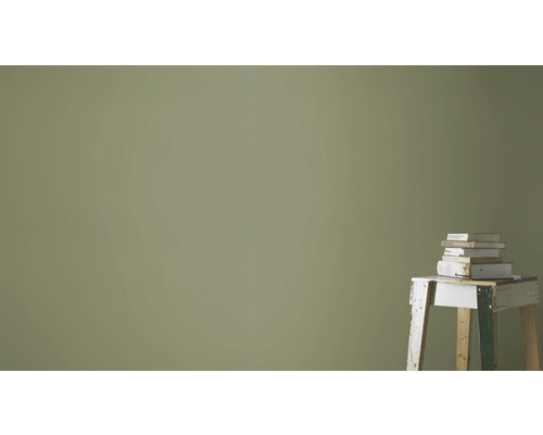 Muur met verflaag en stapel boeken op een kruk