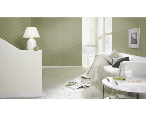 Woonkamer met behang, bank en tafel voor een lichte en vriendelijke sfeer