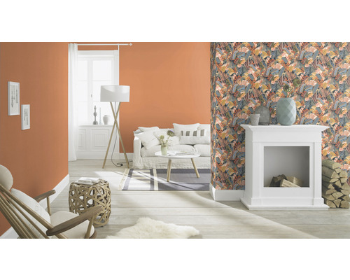 Woonkamer met witte meubels, behang met print en oranje muur