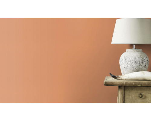 Muurdecoratie met verf, bedlamp en decoratie op een houten tafel