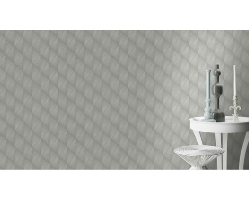 Behang met geometrisch patroon en tafel met decoratieve artikelen