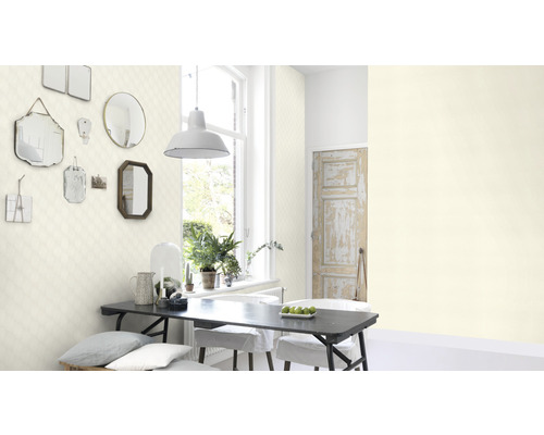 Lichte woonkamer met eettafel, spiegels en behang met motief