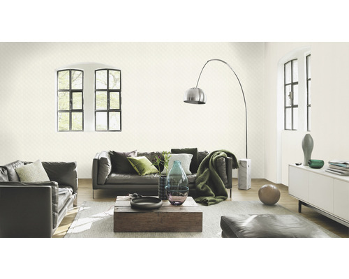 Woonkamer met bank, fauteuil, vloerlamp en patroonbehang voor een stijlvolle ambiance