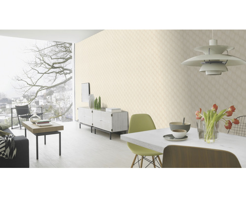 Lichte woonkamer met patroonbehang, eettafel en woonkamermeubels.