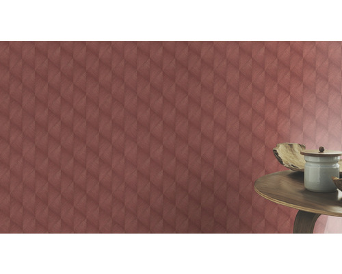 Muur met geometrisch behangpatroon en tafel met decoratie