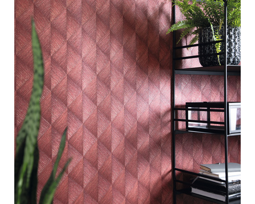 Kamerzicht met patroonbehang en een zwart rek met planten