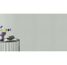Decoratief stilleven met tafel, bloemen en accessoires