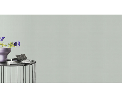 Decoratief stilleven met tafel, bloemen en accessoires