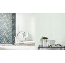 Woonkamer met behang met print, stoel en decoratie