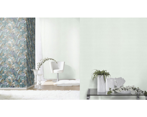 Woonkamer met behang met print, stoel en decoratie