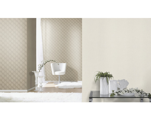 Lichte kamer met behang met patroon, witte stoel en bloemdecoraties