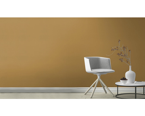 Scene met een stoel, een bijzettafel en een vaas voor een wand