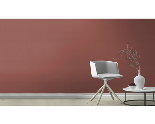 Lichte kamer met stoel en bijzettafel voor een muur