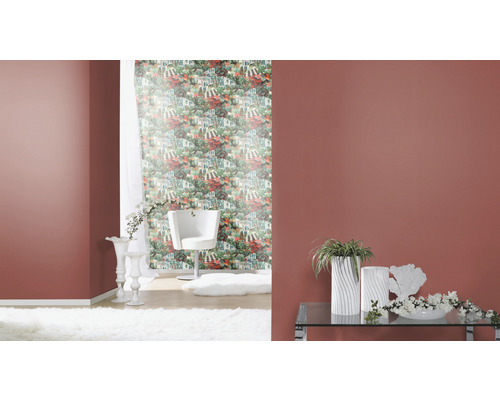 Gedecoreerde woonkamer met patroonbehang, stoel en decoratieartikelen