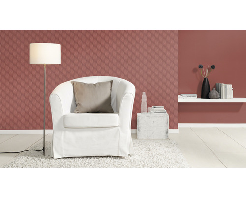 Woonkamer met fauteuil, vloerlamp, wandbekleding en decoratie