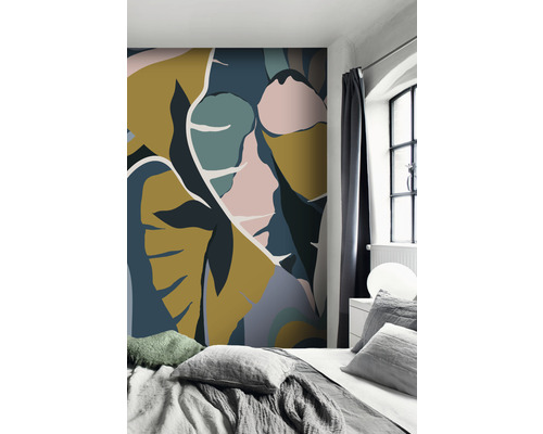 Slaapkamer met een wandbekleding met plantmotieven