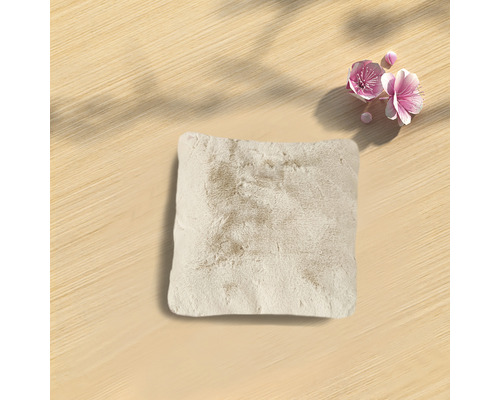 Vierkant bontkussen op een heldere achtergrond