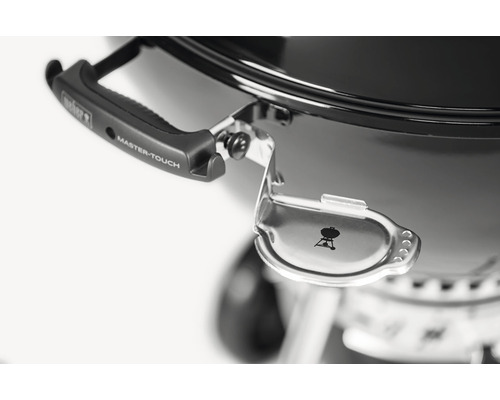 Detailopname Weber Master-Touch barbecue met dekselhouder en handgreep