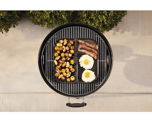 Barbecue met gebakken aardappelen, spek en spiegeleieren op een grillplaat