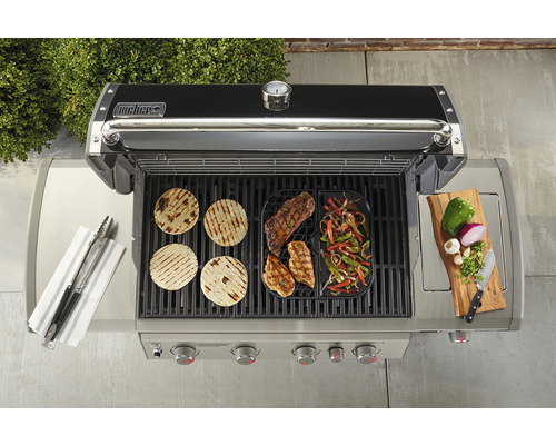 Grill met gegrild voedsel, grilltang, snijplank en ingrediënten van bovenaf