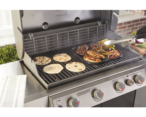 Weber barbecue met gegrild voedsel en grilltang