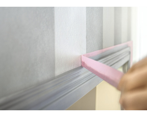 Afgeplakte wand met sierlijst voor schilderwerkzaamheden