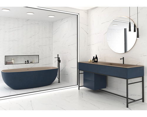 Lichte badkamer met vrijstaand bad, wastafel en grootformaat tegels in marmerlook