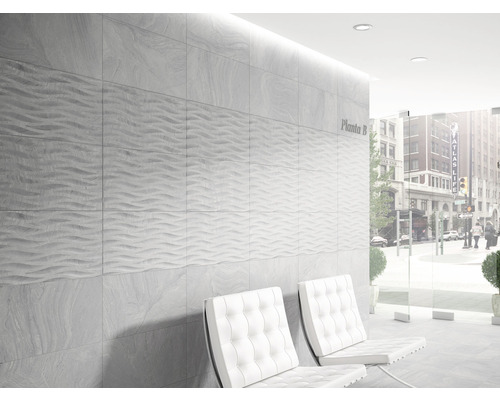 Wanddecoratie met grijze tegels en witte zitgelegenheid binnenshuis.