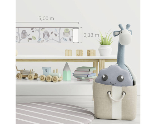 Kinderkamer met rand, speelgoed en vloerkleed