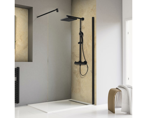 Badkamer met douchecabine, douchearmatuur en douchebak