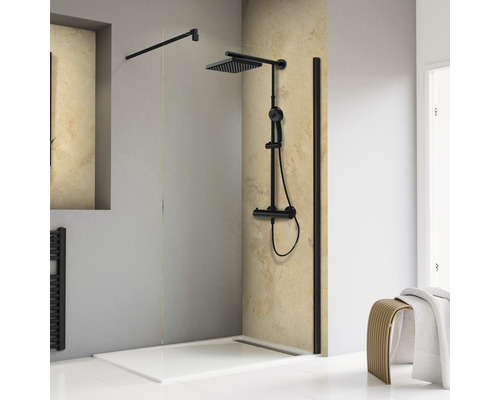 Badkamer met douchecabine, douchekop en douchebak