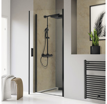 Moderne badkamer met douchecabine, armatuur en handdoekradiator