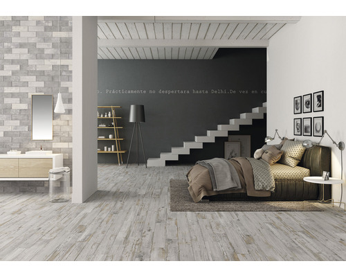 Lichte kamer met houten vloer, trap, rek en badkamergedeelte