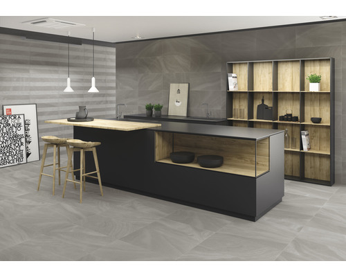 Moderne keuken met kookeiland, barkrukken, rek en wandtegels