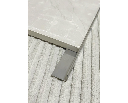 Tegelprofiel van metaal naast tegel