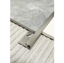 Metalen tegelstrip tussen twee tegels