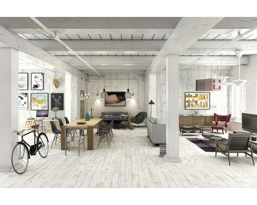 Lichte woonkamer met houten balkenplafond, eettafel, zithoek en werkplek.